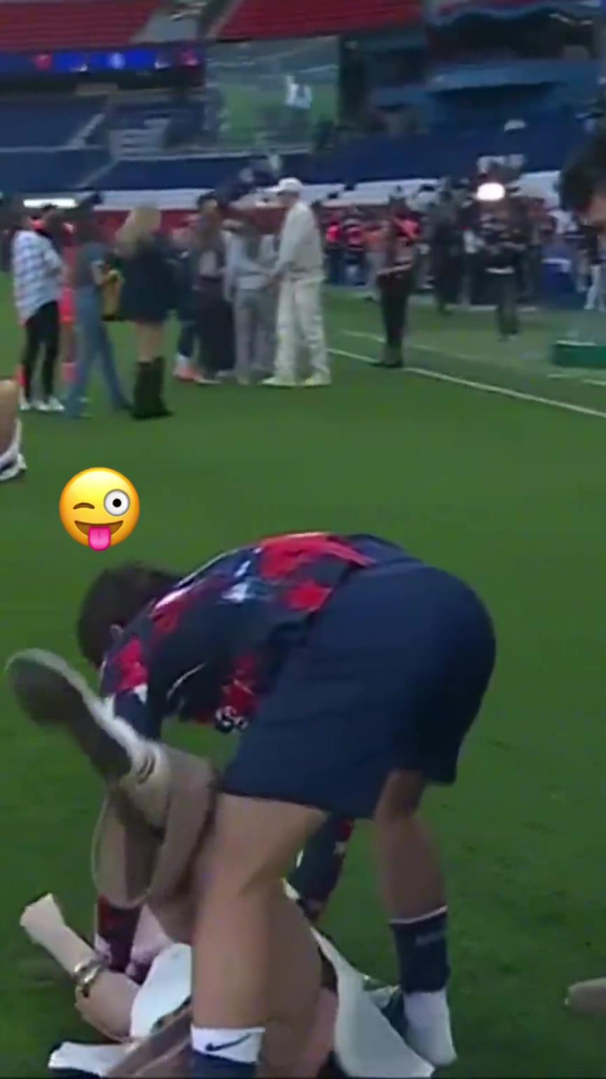 玩這么花??？內(nèi)維斯在家人面前把自己女友按倒在地