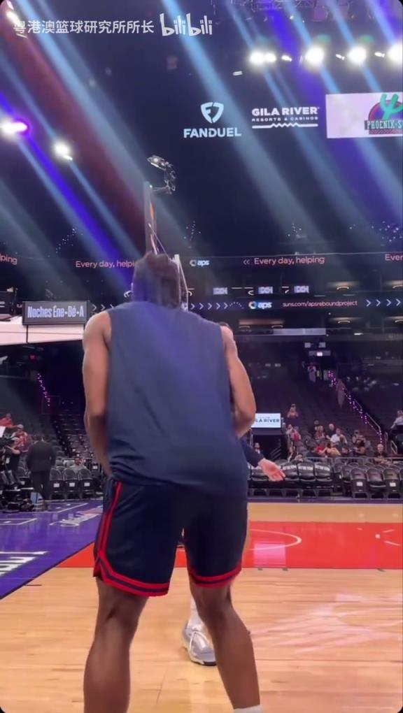 機(jī)器人級(jí)別的靜態(tài)身體！近距離看小卡的賽前熱身！