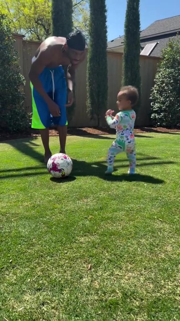 足球要從娃娃抓起！SGA帶娃踢足球，小孩摔倒時(shí)鼓掌“嘲笑”！