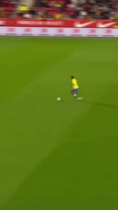 45歲還開掛！小羅再現(xiàn)牛尾巴過人，微笑單挑門將輕松打進(jìn)